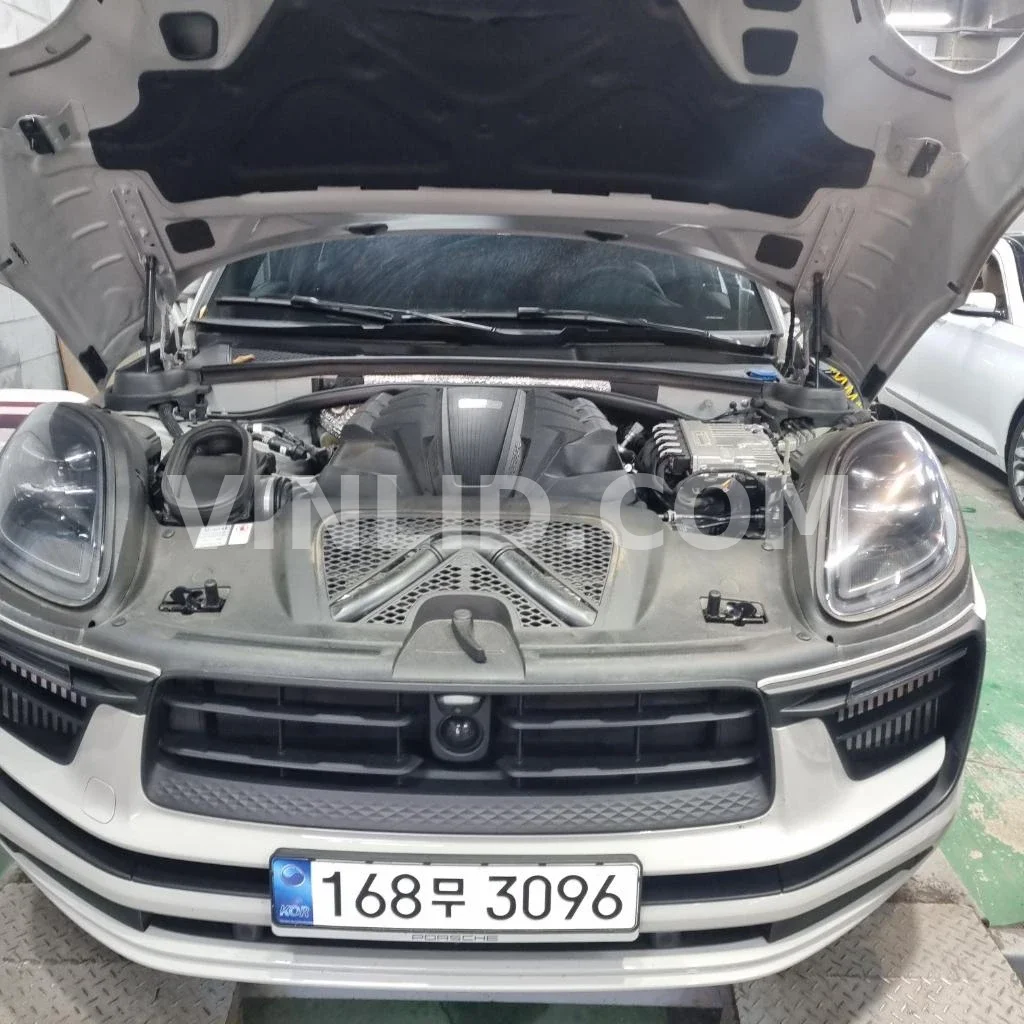 2022 Porsche Macan S - Photo 1