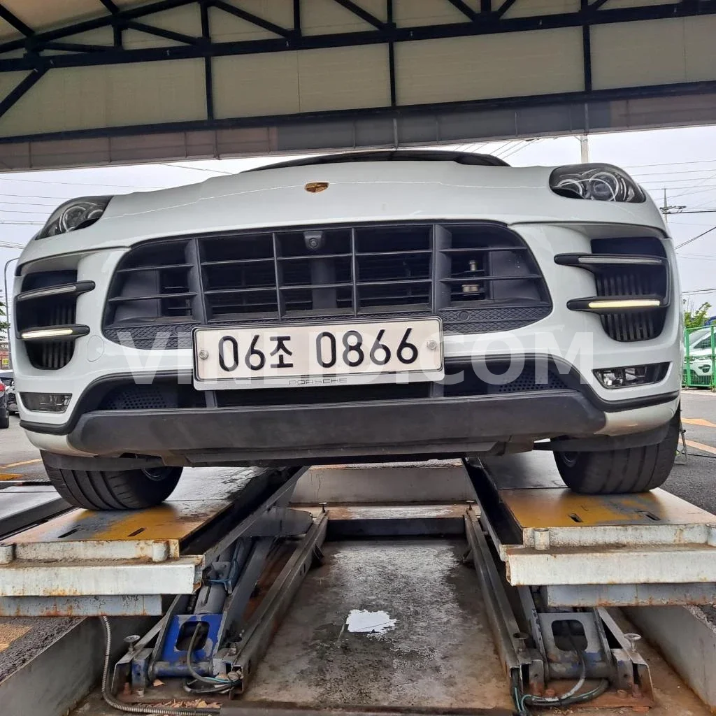2016 Porsche Macan Turbo - Photo 1