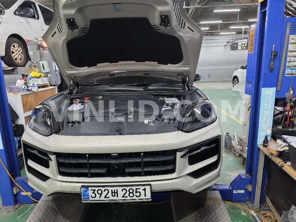2025 Porsche Cayenne E-Hybrid COUPE (5 Seater) - Photo 1