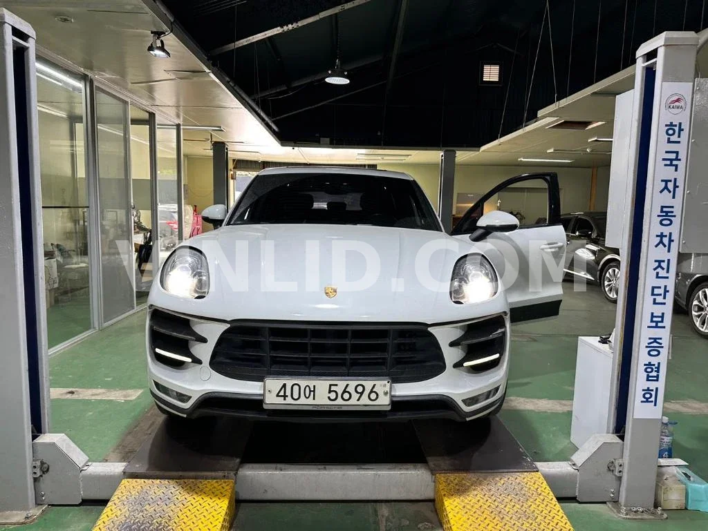 2014 Porsche Macan Turbo - Photo 1