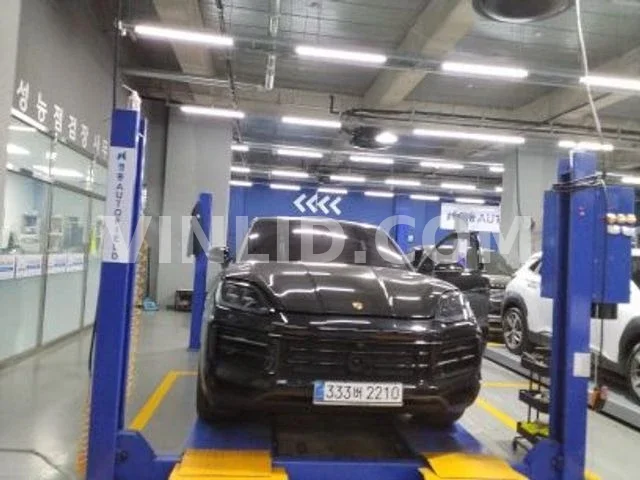 2025 Porsche Cayenne - Photo 1