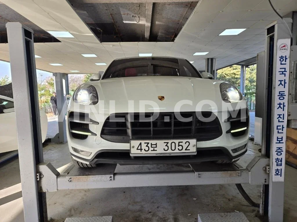 2015 Porsche Macan Turbo - Photo 1