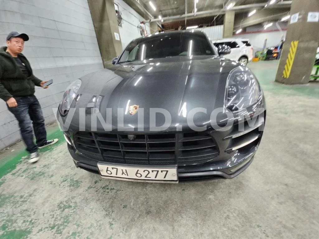 2017 Porsche Macan Turbo - Photo 1