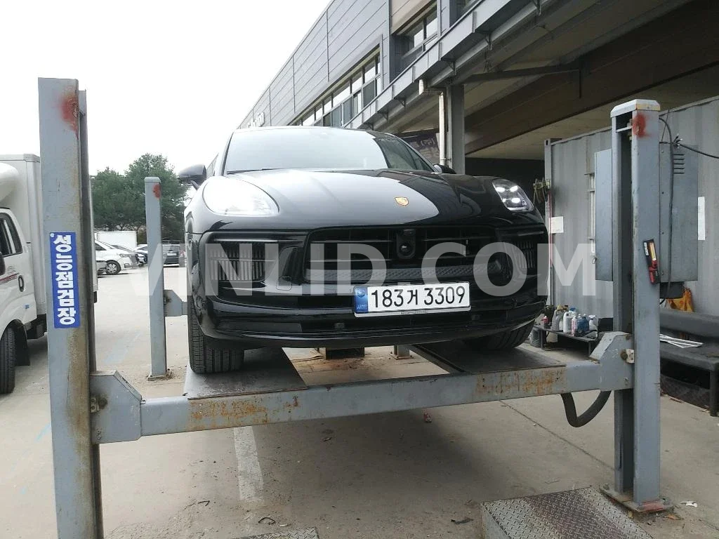 2023 Porsche Macan S - Photo 1
