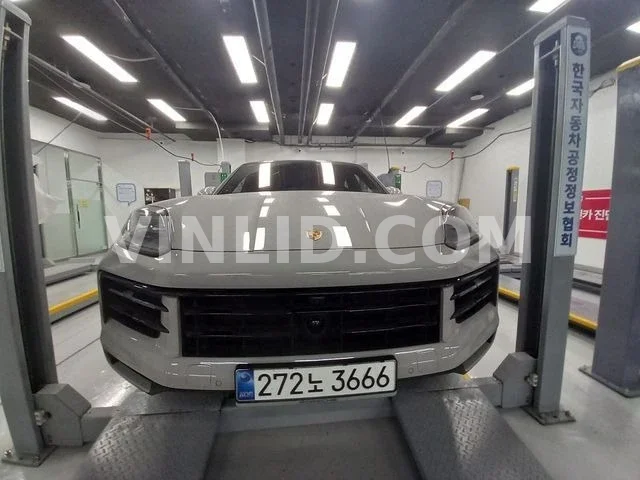 2025 Porsche Cayenne - Photo 1
