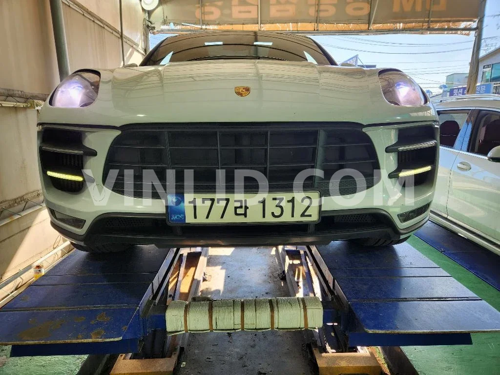 2016 Porsche Macan Turbo - Photo 1