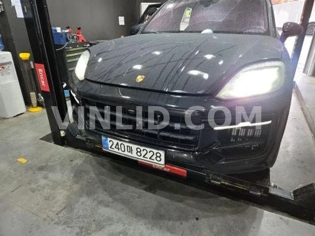 2025 Porsche Cayenne - Photo 1