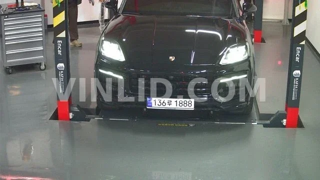 2025 Porsche Cayenne - Photo 1
