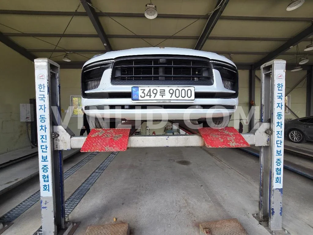 2022 Porsche Macan S - Photo 1