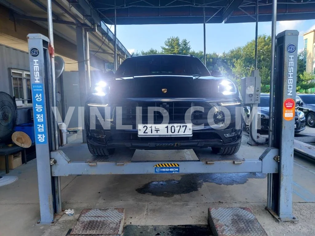 2018 Porsche Macan GTS - Photo 1