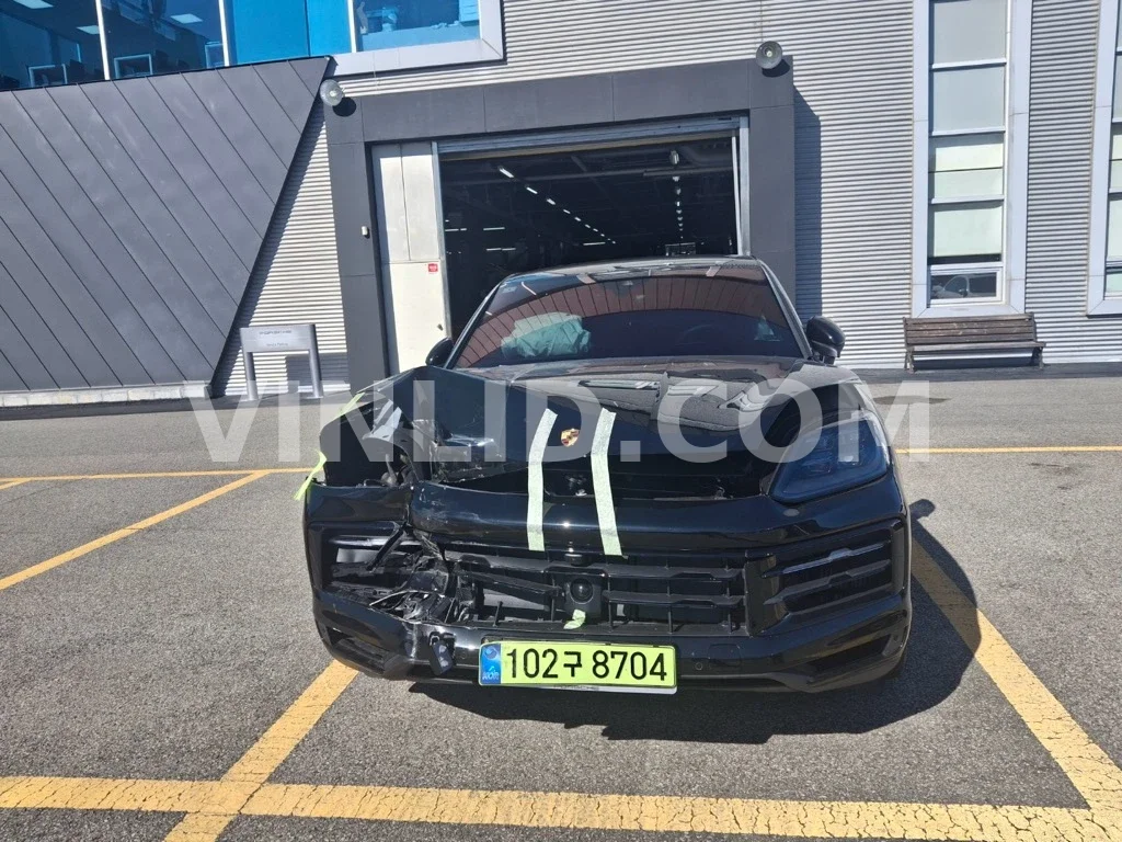 2025 Porsche Cayenne E-Hybrid COUPE (5 Seater) - Photo 1