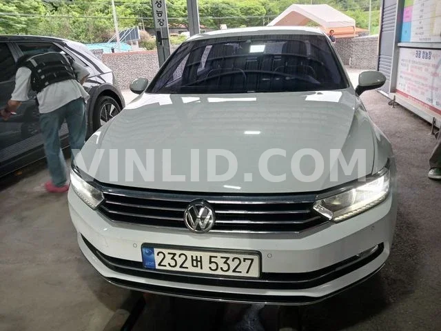 2018 Volkswagen Passat - Photo 1