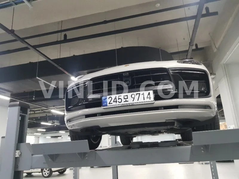2023 Porsche Macan S - Photo 1