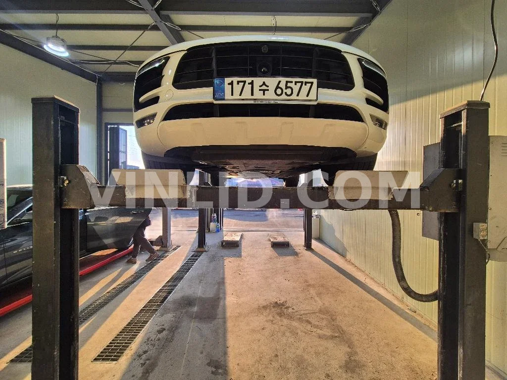 2017 Porsche Macan GTS - Photo 1