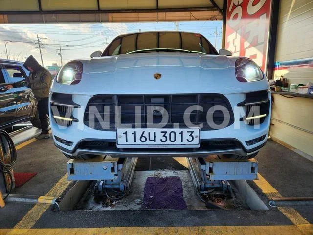 2017 Porsche Macan Turbo - Photo 1