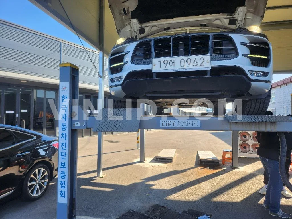 2016 Porsche Macan Turbo - Photo 1