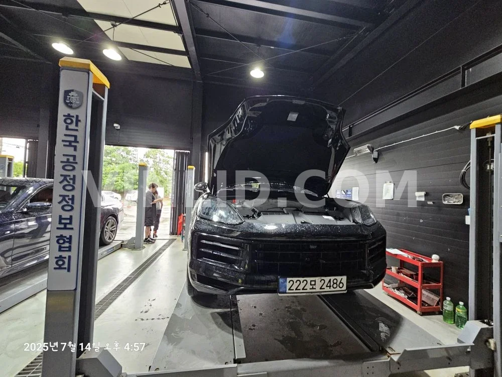 2024 Porsche Cayenne E-Hybrid COUPE (5 Seater) - Photo 1