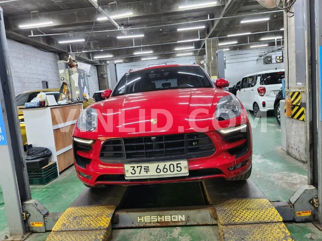 2017 Porsche Macan GTS - Photo 1