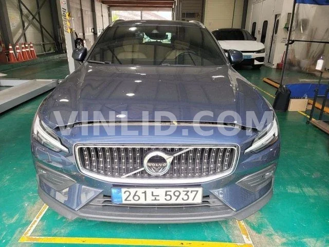 2021 Volvo V60 - Photo 1