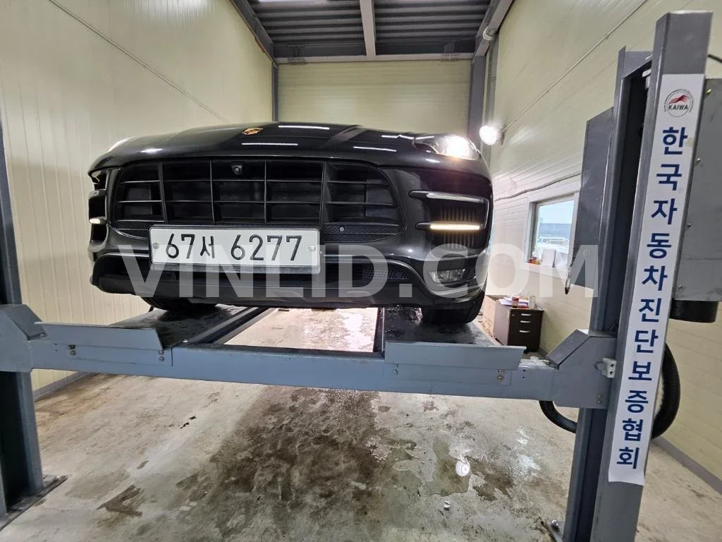 2017 Porsche Macan Turbo - Photo 1