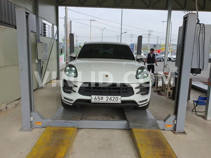2017 Porsche Macan Turbo - Photo 1